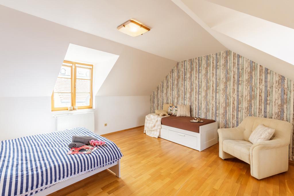 Old Town Charles Apartment *